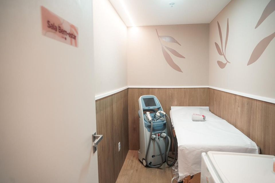 Sala Bem-estar com equipamento de laser e maca